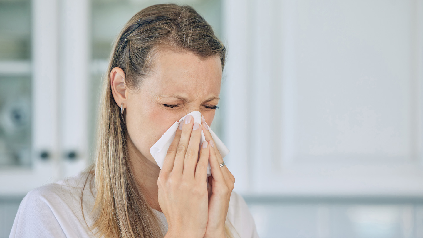 Frau die Nießt - Allergie Behandlung HNO Neukamm